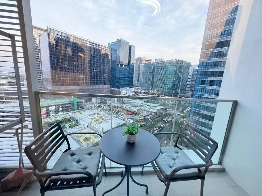 Executive Gem Beside Malls And Bars At Uptown Bgc Manila