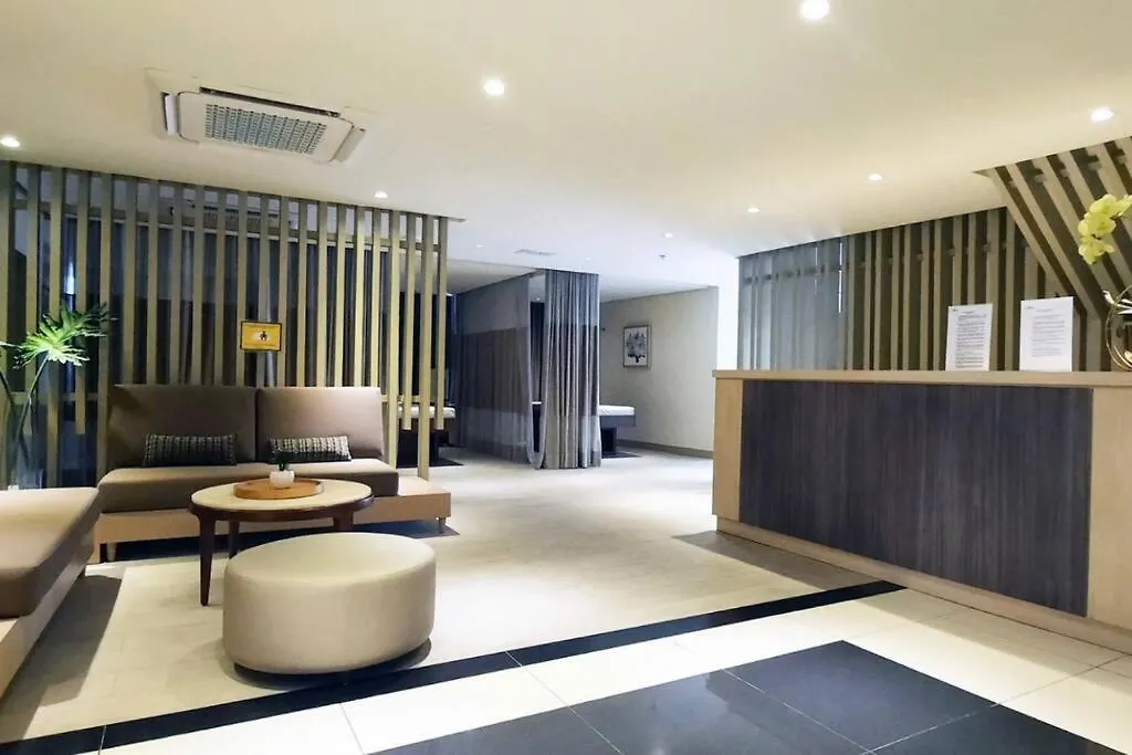 Executive Gem Beside Malls And Bars At Uptown Bgc Manila