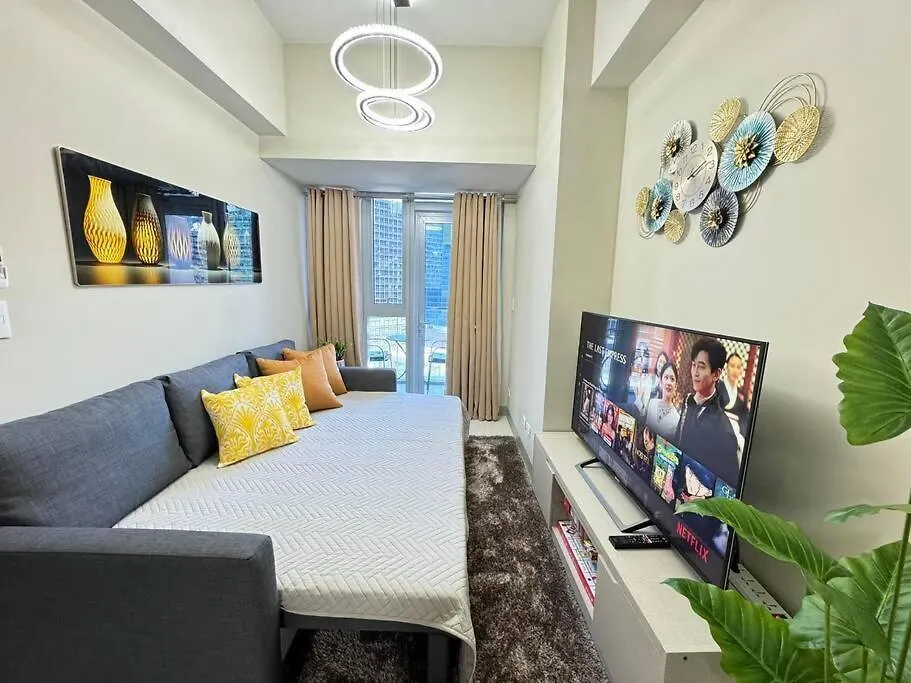 Executive Gem Beside Malls And Bars At Uptown Bgc Manila