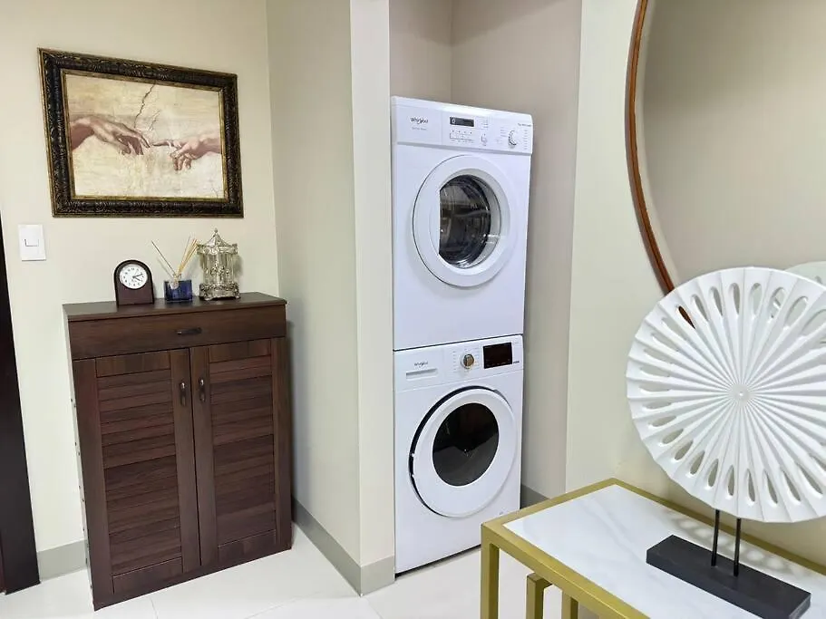 Executive Gem Beside Malls And Bars At Uptown Bgc Manila Apartment
